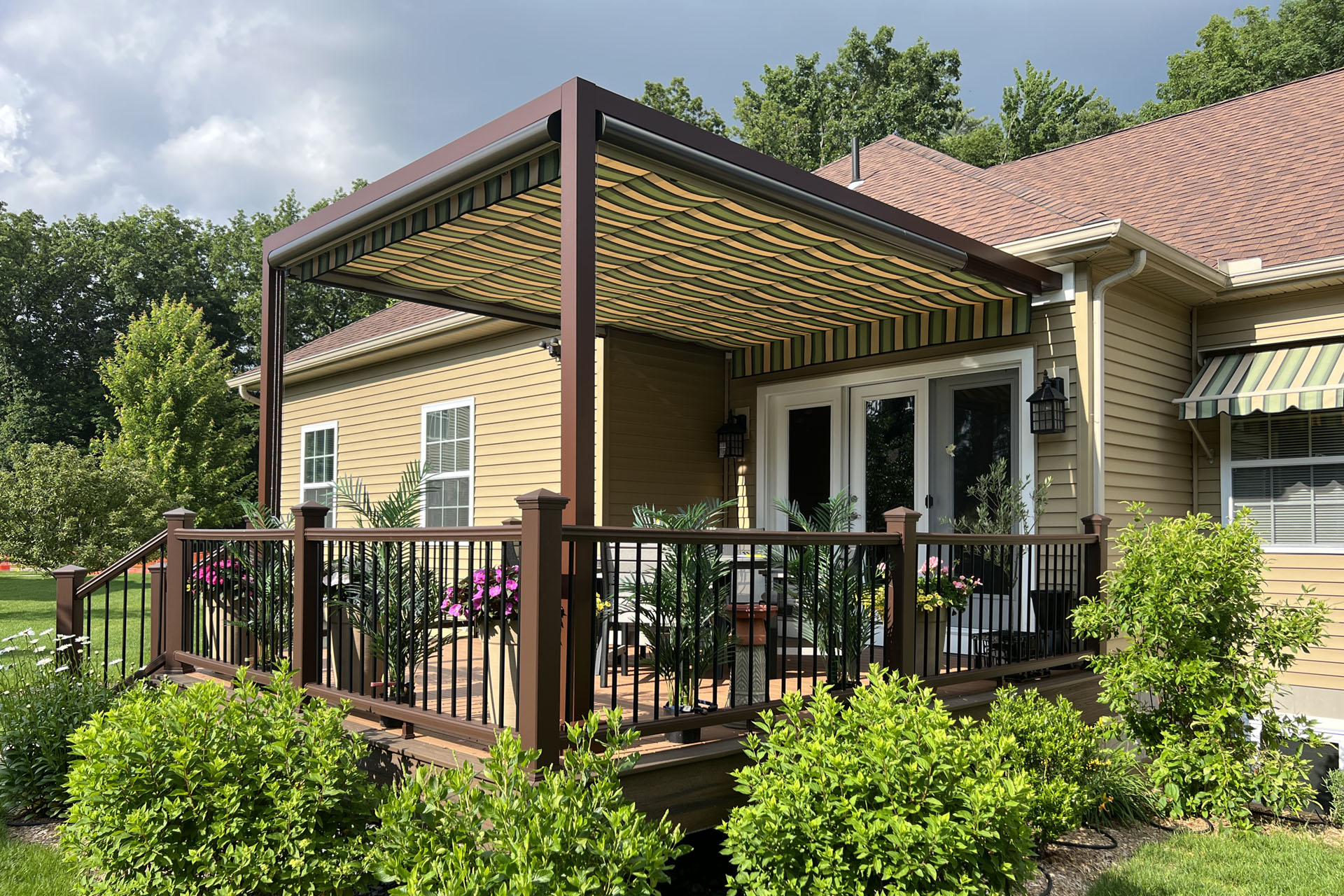 retractable shade structure